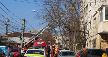 FOTO / Explozie urmată de incendiu, într-un apartament din Constanţa! O victimă, extrasă de salvatori din interior / UPDATE - 3