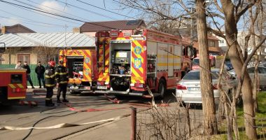 FOTO / Explozie urmată de incendiu, într-un apartament din Constanţa! O victimă, extrasă de salvatori din interior / UPDATE - 5