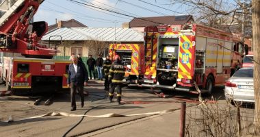 Stire din Eveniment : FOTO / Explozie urmată de incendiu, într-un apartament din Constanţa! O victimă, extrasă de salvatori din interior / UPDATE