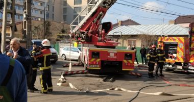 FOTO / Explozie urmată de incendiu, într-un apartament din Constanţa! O victimă, extrasă de salvatori din interior / UPDATE - 7