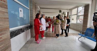 FOTO / 8 Martie, marcată la Spitalul Judeţean! Reprezentantele Organizaţiei Femeilor Social Democrate Constanța, alături de sărbătorite - 6