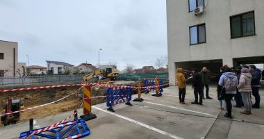 FOTO / Situaţie REVOLTĂTOARE, la Constanţa! Un bloc STĂ SĂ CADĂ, din cauza săpăturilor pentru clădirea învecinată - 3