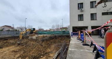 FOTO / Situaţie REVOLTĂTOARE, la Constanţa! Un bloc STĂ SĂ CADĂ, din cauza săpăturilor pentru clădirea învecinată