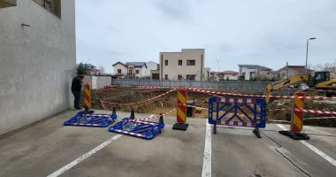 FOTO / Situaţie REVOLTĂTOARE, la Constanţa! Un bloc STĂ SĂ CADĂ, din cauza săpăturilor pentru clădirea învecinată - 5
