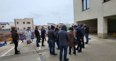 FOTO / Situaţie REVOLTĂTOARE, la Constanţa! Un bloc STĂ SĂ CADĂ, din cauza săpăturilor pentru clădirea învecinată - 6
