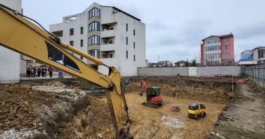 FOTO / Situaţie REVOLTĂTOARE, la Constanţa! Un bloc STĂ SĂ CADĂ, din cauza săpăturilor pentru clădirea învecinată - 7