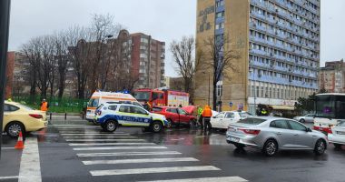 Stire din Eveniment : Galerie FOTO. Accident rutier la Constanţa, între două maşini. O victimă!
