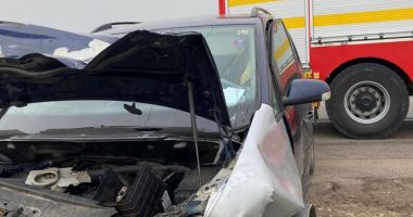 Stire din Eveniment : Accident rutier între o mașină și un camion în județul Constanța. Numărul victimelor se ridică la două