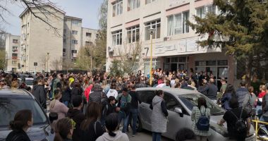 Galerie foto. A fost haos, sâmbătă, la Constanța, după concursul Euxin Math. Stradă blocată, nervi întinși la maxim - 2