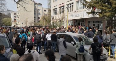 Galerie foto. A fost haos, sâmbătă, la Constanța, după concursul Euxin Math. Stradă blocată, nervi întinși la maxim - 3