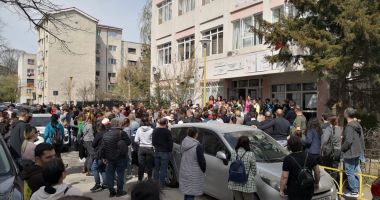 Galerie foto. A fost haos, sâmbătă, la Constanța, după concursul Euxin Math. Stradă blocată, nervi întinși la maxim - 5