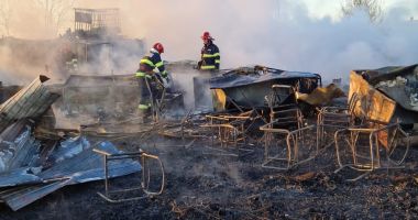 FOTO. Terasă de pe plajă, cuprinsă de flăcări! Pompierii din Constanța se luptă cu flăcările imense - 3