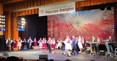 Foto. Festivalul Primuveara Armanjloru a umplut Casa de Cultură! Nume mari pe scenă, pentru un spectacol de neuitat