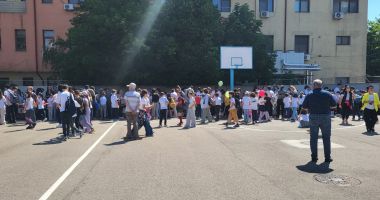 Târg caritabil, în curtea Şcolii 24. Un elev are nevoie de ajutor, pentru a putea să meargă - 3