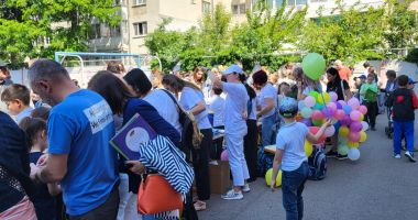 Târg caritabil, în curtea Şcolii 24. Un elev are nevoie de ajutor, pentru a putea să meargă - 4