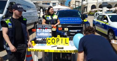 FOTO / "Razie" printre baloane, în Piața Ovidiu! Copiii, urcați în autospeciale de Poliție. Zad, cu ochii pe ei! - 5