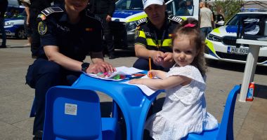 FOTO / "Razie" printre baloane, în Piața Ovidiu! Copiii, urcați în autospeciale de Poliție. Zad, cu ochii pe ei! - 4