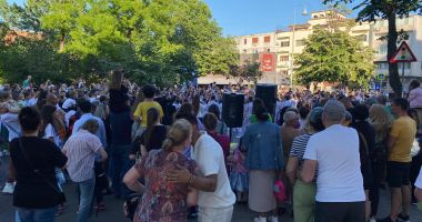 Galerie FOTO. Sute de constănțeni au ieșit la plimbare pe bulevardul Tomis. Distracție și voie bună - 2