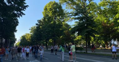 Stire din Social : Galerie FOTO. Sute de constănțeni au ieșit la plimbare pe bulevardul Tomis. Distracție și voie bună