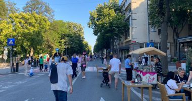 Galerie FOTO. Sute de constănțeni au ieșit la plimbare pe bulevardul Tomis. Distracție și voie bună - 3