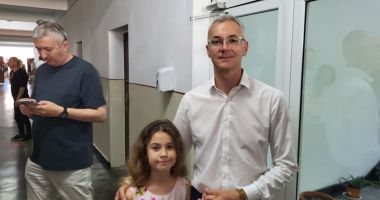 FOTO. Însoţit de fiica sa, candidatul ADU la Primăria Constanța, Stelian Ion, stă la rând să voteze!