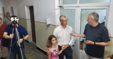 FOTO. Însoţit de fiica sa, candidatul ADU la Primăria Constanța, Stelian Ion, stă la rând să voteze! - 3