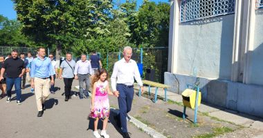 FOTO. Însoţit de fiica sa, candidatul ADU la Primăria Constanța, Stelian Ion, stă la rând să voteze! - 4