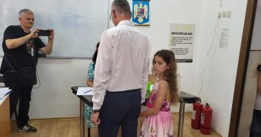 FOTO. Însoţit de fiica sa, candidatul ADU la Primăria Constanța, Stelian Ion, stă la rând să voteze! - 6