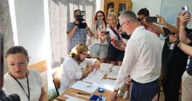 FOTO. Însoţit de fiica sa, candidatul ADU la Primăria Constanța, Stelian Ion, stă la rând să voteze! - 2