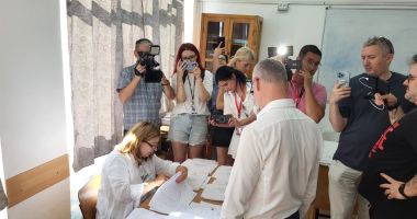 FOTO. Însoţit de fiica sa, candidatul ADU la Primăria Constanța, Stelian Ion, stă la rând să voteze! - 7