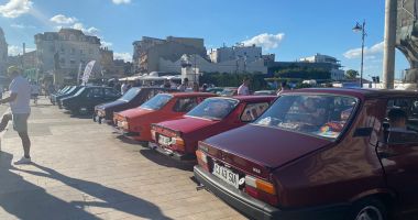 Foto / Spectacol în Piața Ovidiu! Evenimentul Dacia Clasic a reunit zeci de iubitori ai legendarelor autoturisme - 4