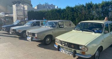 Foto / Spectacol în Piața Ovidiu! Evenimentul Dacia Clasic a reunit zeci de iubitori ai legendarelor autoturisme - 2