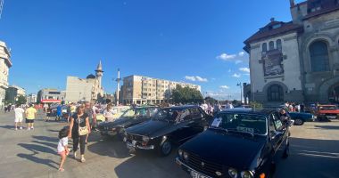 Foto / Spectacol în Piața Ovidiu! Evenimentul Dacia Clasic a reunit zeci de iubitori ai legendarelor autoturisme - 3