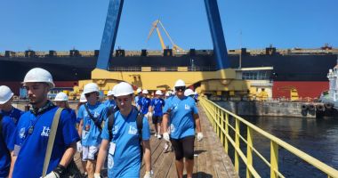 FOTO. Elevi din toată țara au vizitat Șantierul Naval Constanța și au învăţat cum se lucrează pe o navă - 14