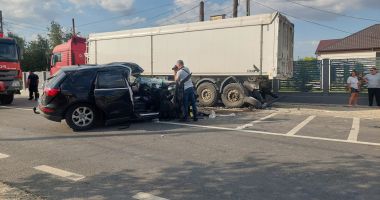 Stire din Eveniment : Jud. Constanța. Accident între o mașină și un TIR. Intervin două echipaje SMURD