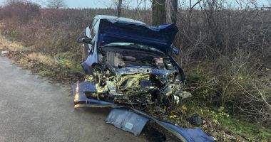 Stire din Eveniment : O familie a ajuns la spital, după ce maşina în care se afla s-a ciocnit cu un alt autoturism. Printe victime se află şi doi copii
