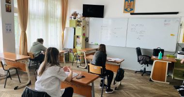 Elev de clasa a VIII-a, INFECTAT CU CORONAVIRUS. Colegii cu care a intrat în contact nu mai vin la școală