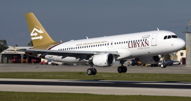 Avion deturnat în Malta. Atacatorii amenință că aruncă avionul în aer
