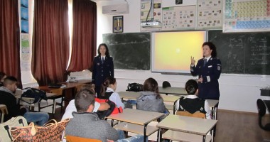 Stire din Eveniment : Întâlnire între polițiști și elevii de la Liceul "Carmen Silva" Eforie