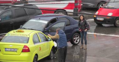 Galerie FOTO. Haos pe bulevardul I.C. Brătianu. Mai multe mașini implicate într-un accident. Două victime. Update - 10