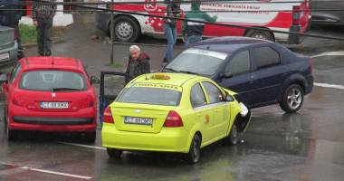 Galerie FOTO. Haos pe bulevardul I.C. Brătianu. Mai multe mașini implicate într-un accident. Două victime. Update - 8