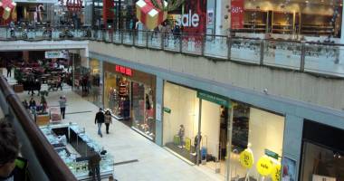 Stire din Economie : Reportaj "Cuget Liber". Plimbarea la mall, marea distracție de sărbători