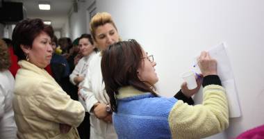 Galerie FOTO / GREVĂ la Sanatoriul Techirghiol! Situația pare să explodeze. Angajații vor să îl scoată cu forța pe manager din birou. UPDATE - 9