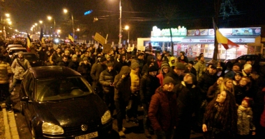 Stire din Eveniment : GALERIE FOTO-VIDEO / UPDATE. 5500 de "PUTORI" mărșăluiesc pe străzi. "Altă întrebare? Altă guvernare!"