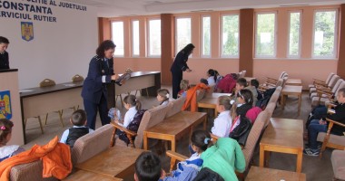 Stire din Eveniment : Elevi, în vizită la polițiștii rutieri