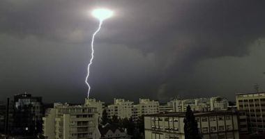 Stire din Social : Cod galben de furtuni, la Constanța! Ploi torențiale, cu fulgere și tunete