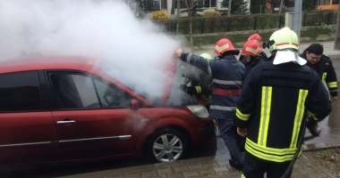 Stire din Eveniment : INCENDIU. Mașină cuprinsă de flăcări, aproape de ISU