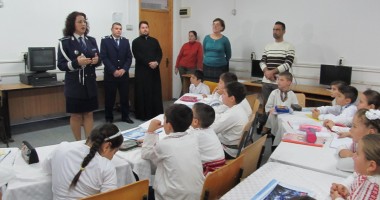 Polițiștii, alături de elevi de Ziua Națională a României - 2