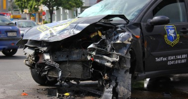 ACCIDENT în zona Dacia / Două persoane au ajuns la spital - Galerie FOTO - 7