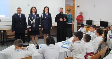 Stire din Eveniment : Polițiștii, alături de elevi de Ziua Națională a României